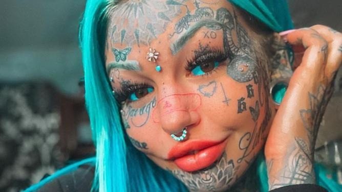 Augen tattoo geht schief: model erblindet fast – trotzdem lässt sie sich das auge wieder piercen