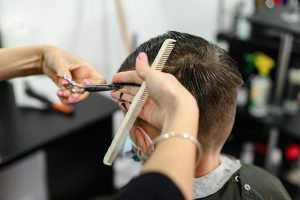 Beim Schneiden der Haare eines Teenagers macht die Friseurin eine Entdeckung, die ihr den Atem raubt