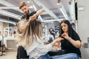 Beim Schneiden der Haare eines Teenagers macht die Friseurin eine Entdeckung, die ihr den Atem raubt