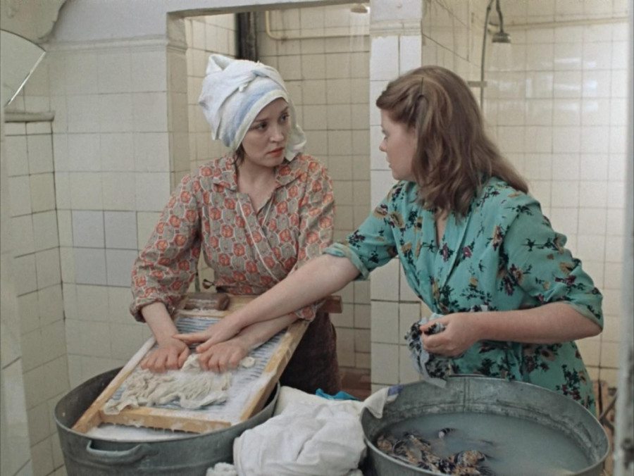 Schluss mit dem Kochen! Ein paar Löffel Waschmittel in die Trommel genügen, und Ihr Bett ist blitzsauber