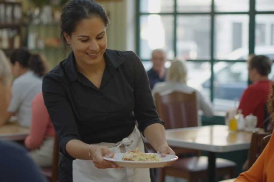 Kellnerin schockiert: Anruf enthüllt Rätsel um Rentners Verschwinden
