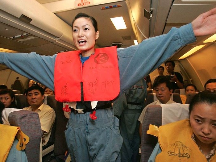 Jemand ist an Bord eines Flugzeugs gestorben. Sie werden schockiert sein, was mit ihm geschieht ➤ Globenow.info