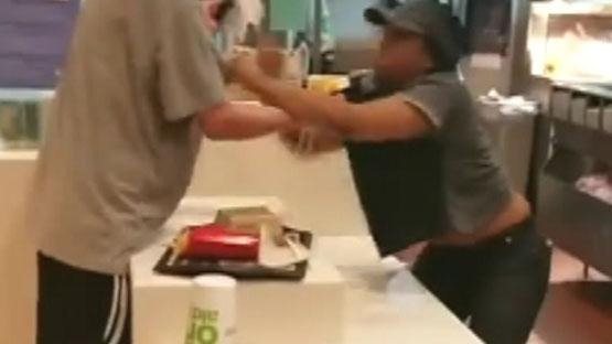 Vídeo: Briga generalizada no McDonald’s: Funcionários e clientes jogam comida