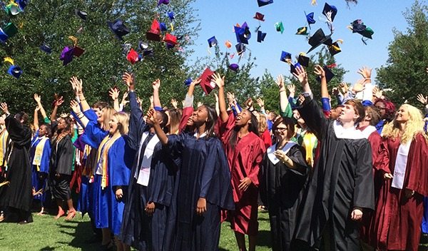 Escândalo na formatura: música tocada duas vezes sem consequências levou a uma briga na terceira vez