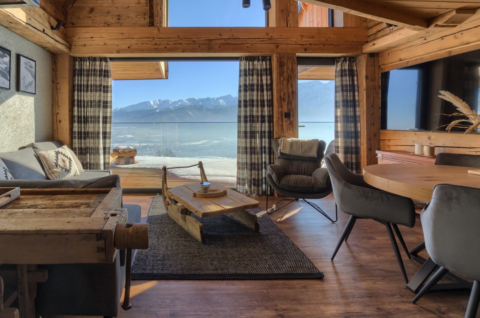 Kletterer finden ein Haus an der Bergseite. Dann werfen sie einen Blick hinein.