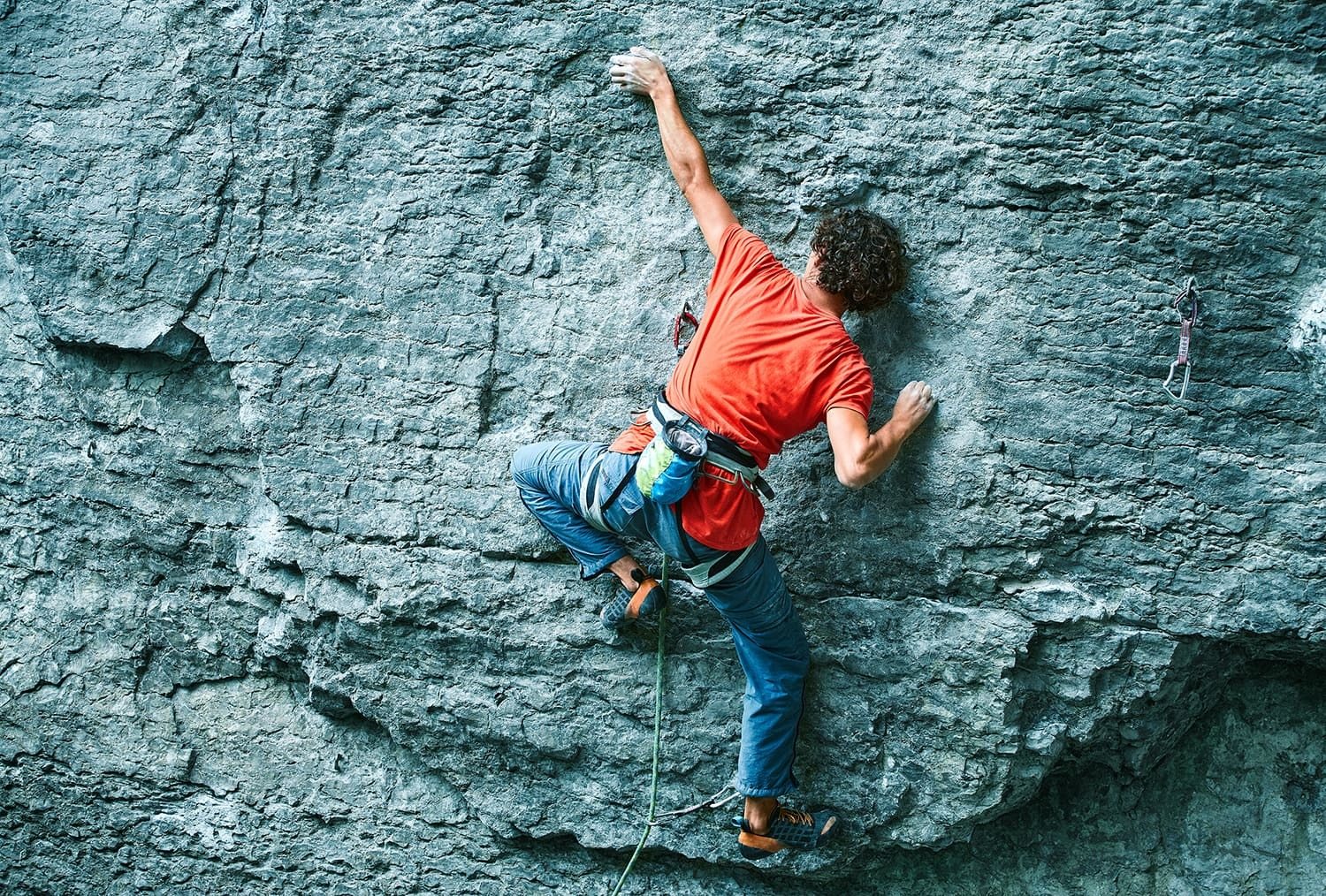 Kletterer finden ein Haus an der Bergseite. Dann werfen sie einen Blick hinein.