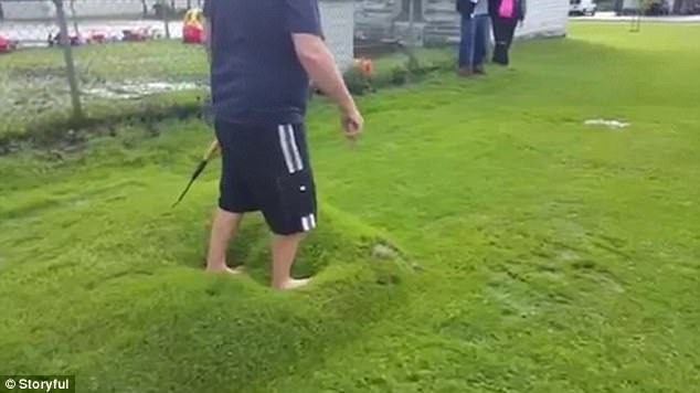 „Ne próbáljátok ezt otthon, gyerekek”: Egy férfi, aki egy heves esőzés után egy „vízbuborékot” talált a füve alatt, ráugrott, majd BELEÜTÖTT egy bottal