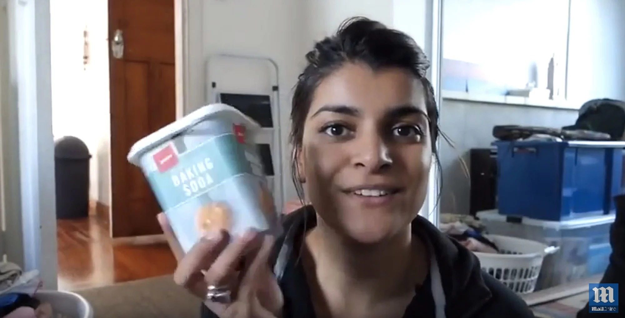 A ideia de usar bicarbonato de sódio para remover bolsas sob os olhos é, no mínimo, questionável