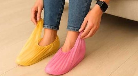 As pessoas estão colocando os pés em sacos plásticos – eis o porquê!