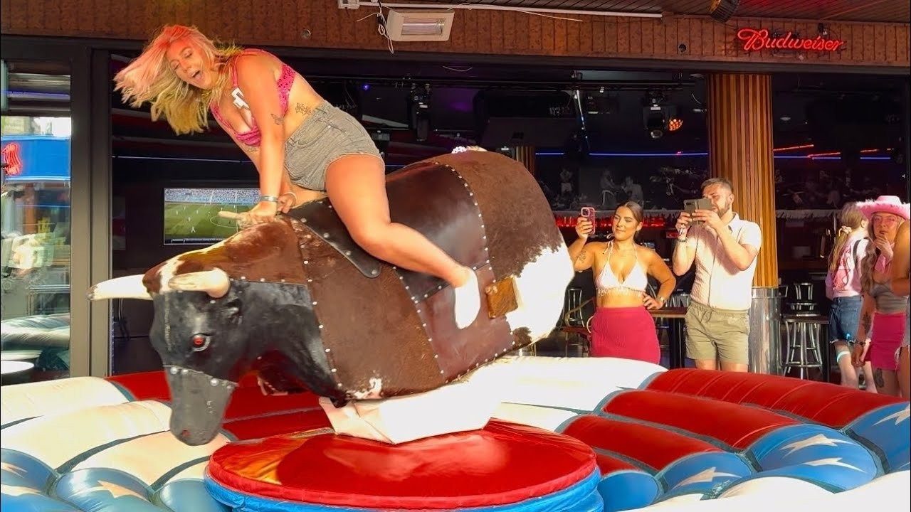 A videoklip viszonylag rövid, mégis valószínűleg hosszan tartó nevetést vált ki