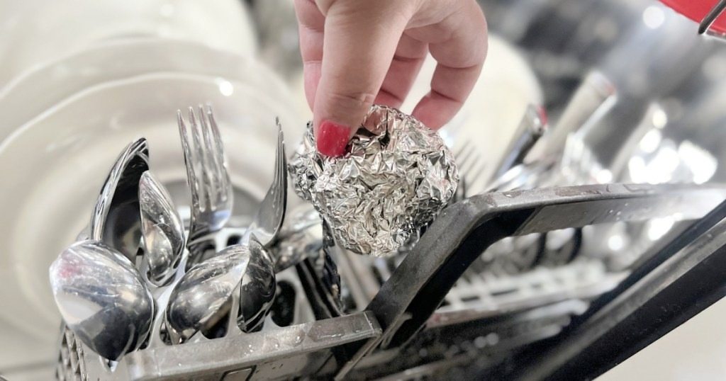 Por que usar papel alumínio na lava-louças e quais os resultados?