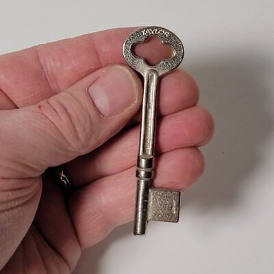 Egy kilencéves kislány azt hitte, hogy egy gyíkot talált az erdőben. Amikor az állatorvos meglátta, felkiáltott: „Ó, Istenem, tűnj el innen!”