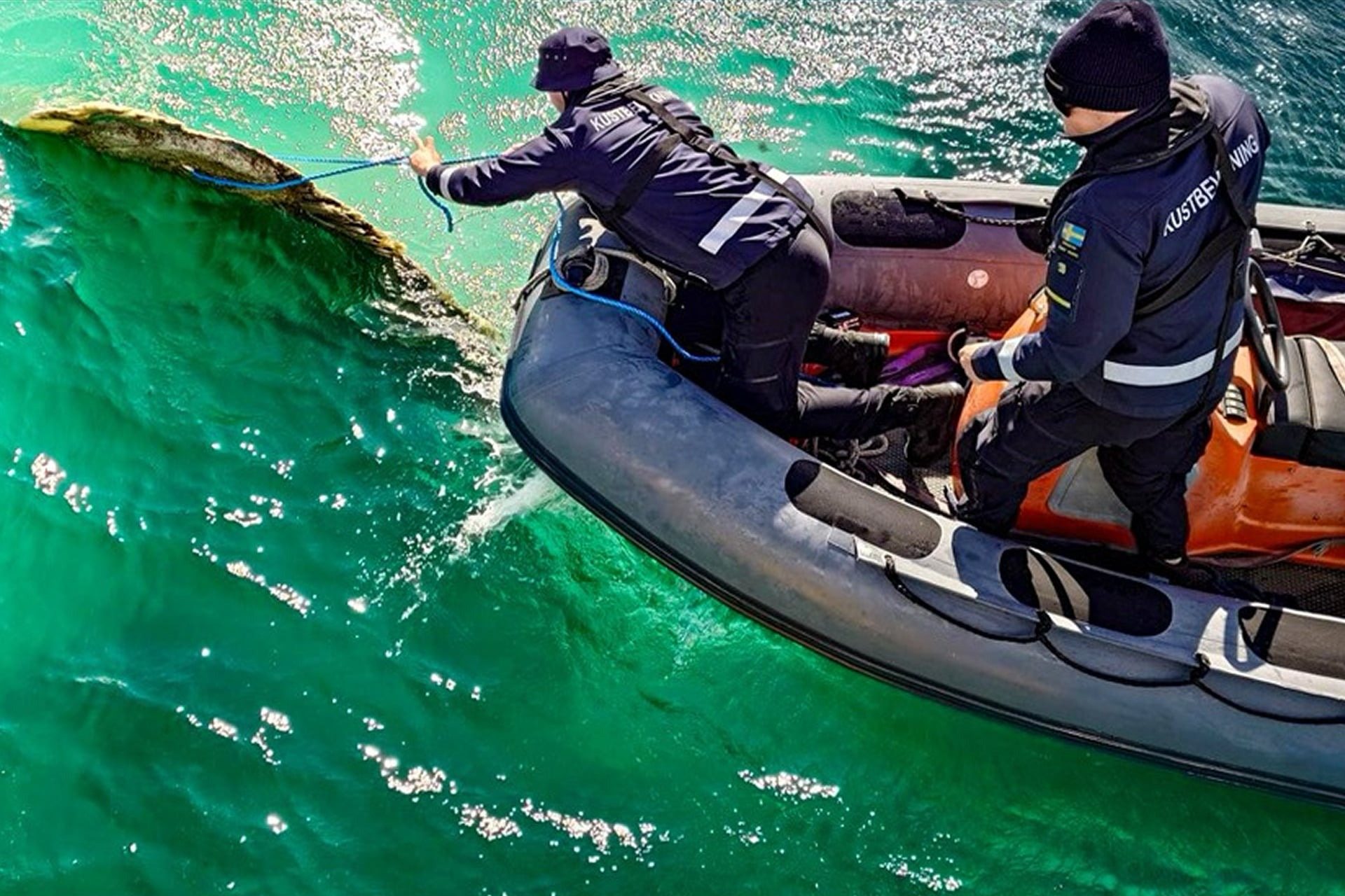 A Guarda Costeira avistou um objeto flutuante e o examinou mais de perto