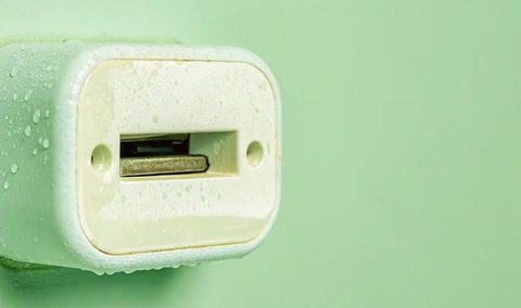 SIM-kártyát tenni a töltőbe? Íme az igazság a vírusként terjedő „hack” mögött