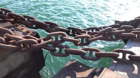 Der Fischer stieß auf eine riesige, rostige Kette – die Einheimischen flehten ihn an, sie nicht anzufassen