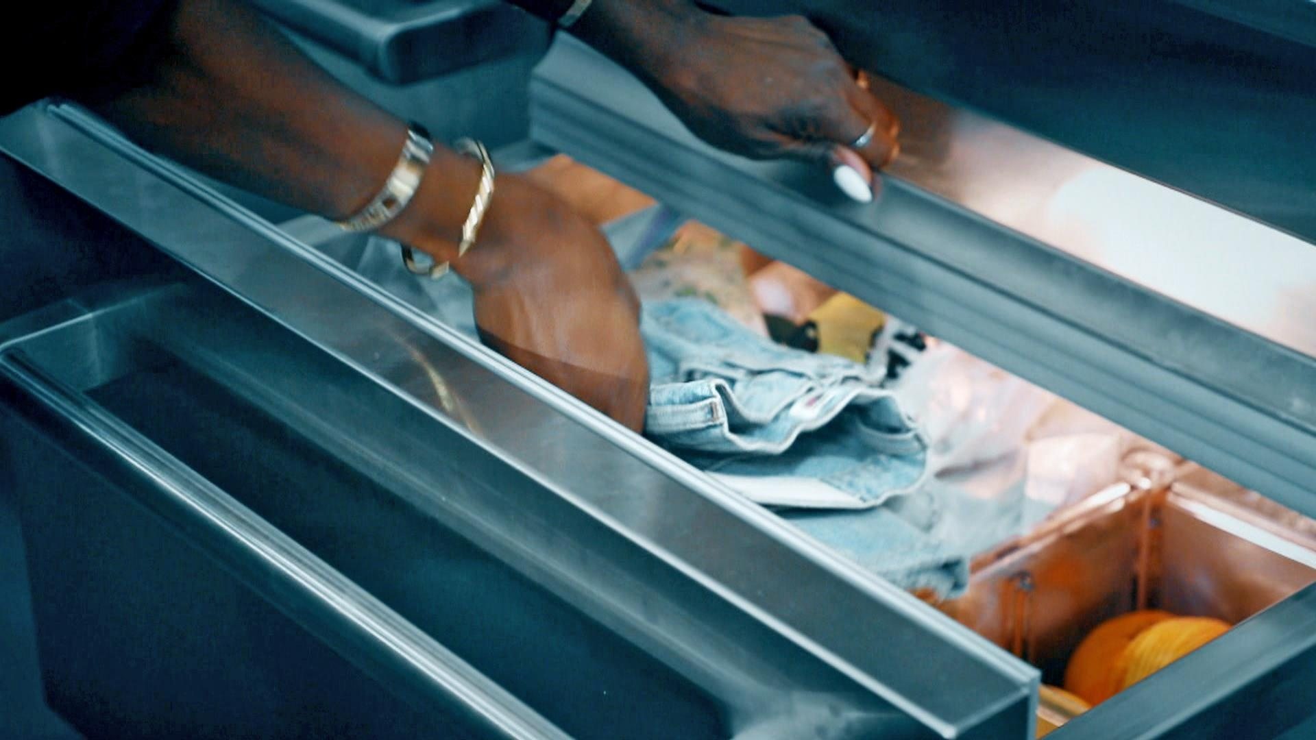 Sie legte eine Jeans über Nacht ins Gefrierfach und schaute, was am nächsten Morgen passierte