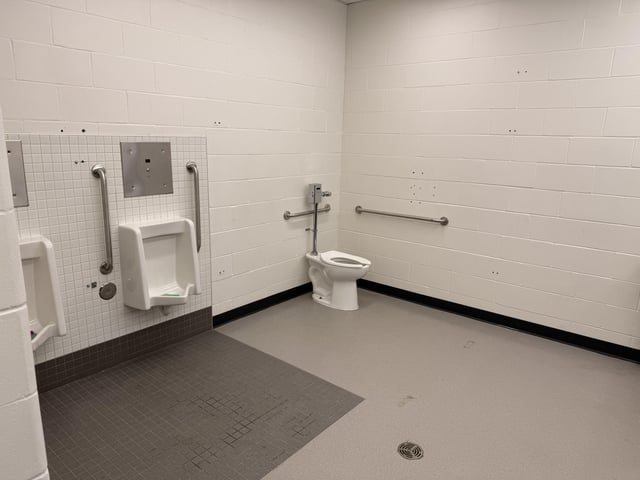 Er stieß gegen die Badezimmerwand – was er darin entdeckte, führte zu einem Anruf bei der Polizei