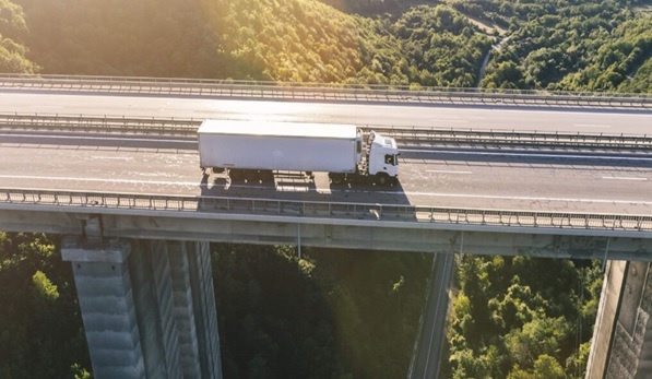 LKW verliert Ladung auf der Autobahn, dann erkennt der Fahrer, was es ist …