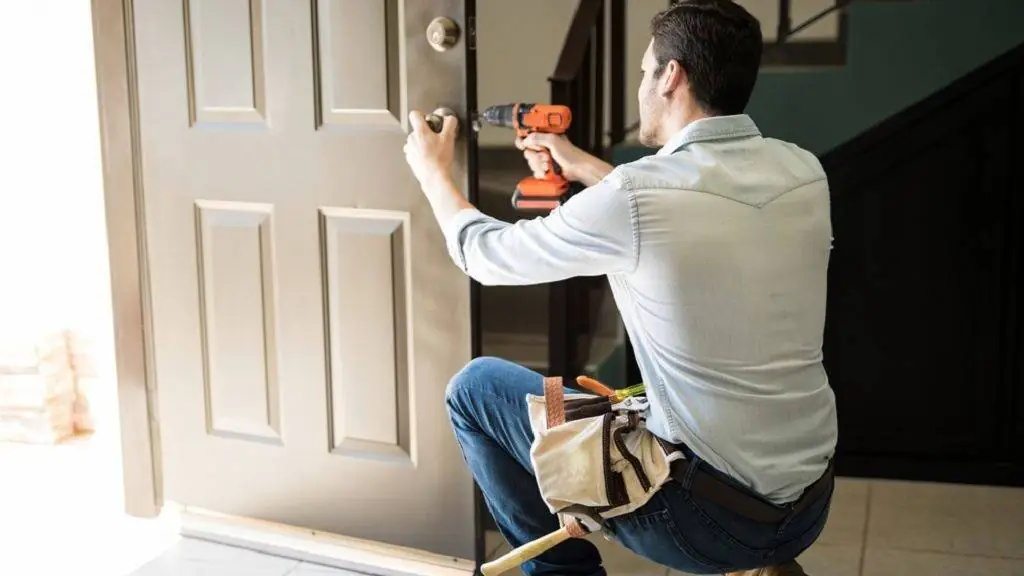 La dueña de la casa notó una mancha oscura en la puerta, y el experto se alarmó de inmediato ➤ Globenow.info