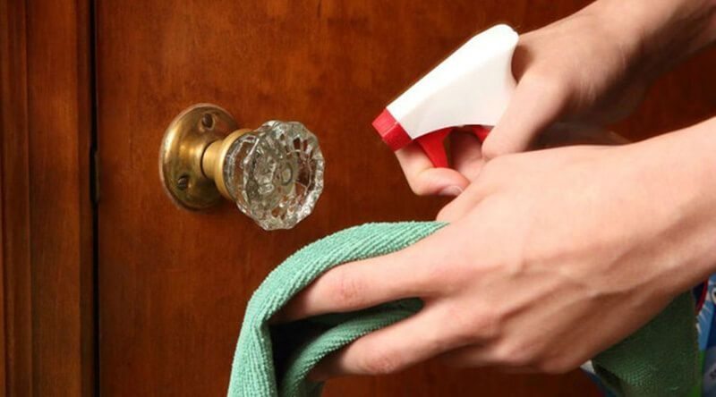 La dueña de la casa notó una mancha oscura en la puerta, y el experto se alarmó de inmediato