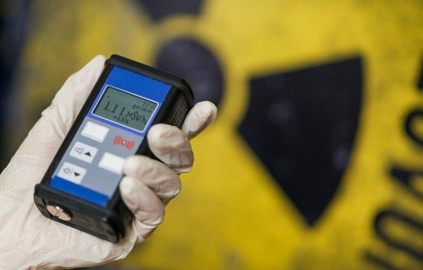 Er wäre beinahe daran vorbeigegangen – bis das Dosimeter laut zu piepen begann