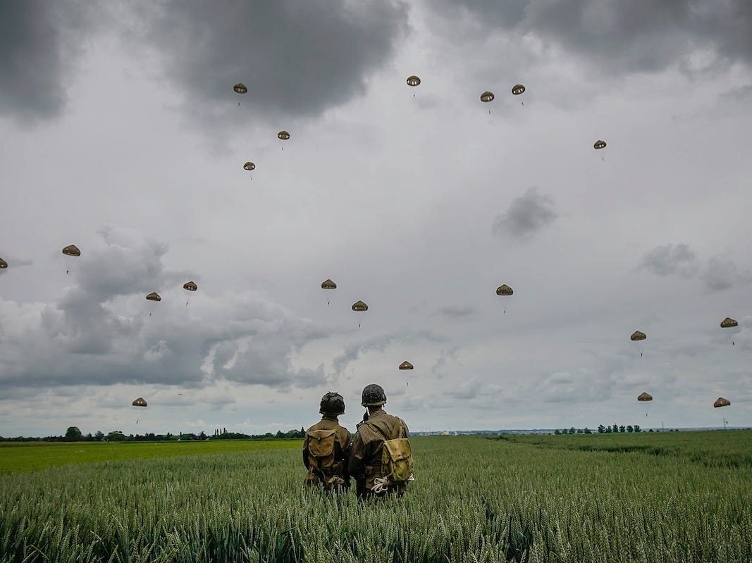 Am D-Day setzten die Alliierten Hunderte von falschen Fallschirmjägern ein… Was dann geschah, schockierte alle