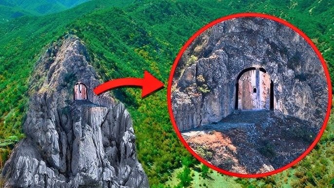 Er entdeckte eine winzige Tür in einem Berg – und erkannte zu spät, warum sie versteckt war