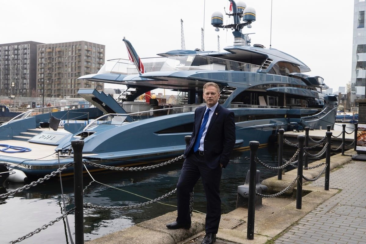Reiche Yachtbesitzer hatten den alten Fischersteg in Beschlag genommen – doch Arthurs Reaktion zwang sie, die Bucht für immer zu verlassen ➤ Globenow.info