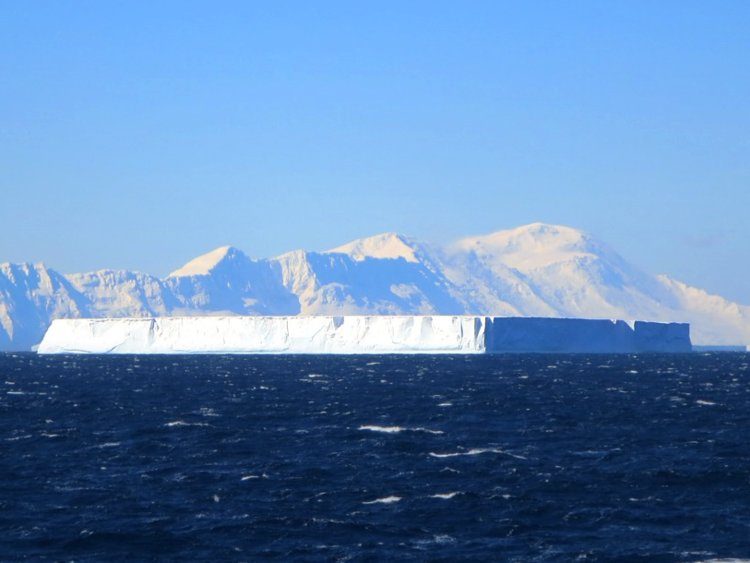In der Antarktis ist ein perfektes Eisrechteck aufgetaucht – und die darin enthaltene Entdeckung hat das Verständnis der Wissenschaftler von der Erdgeschichte verändert