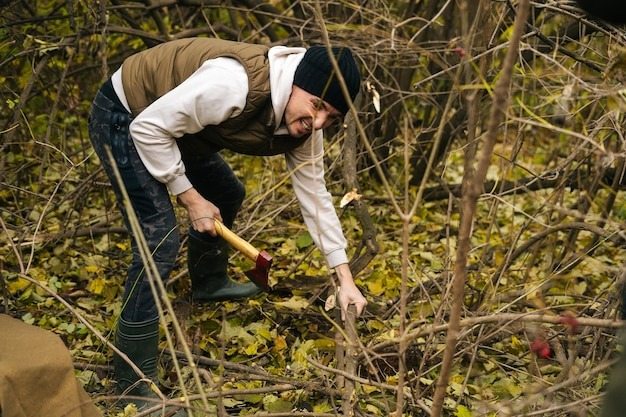 Ein Bauer ging in den Wald, um Brennholz zu sammeln – doch er fand etwas Erschreckendes, eingeschlossen in Eis