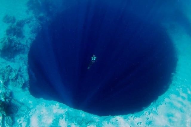 Er tauchte in ein geheimnisvolles Unterwasserloch – was sich darin verbarg, schockierte alle