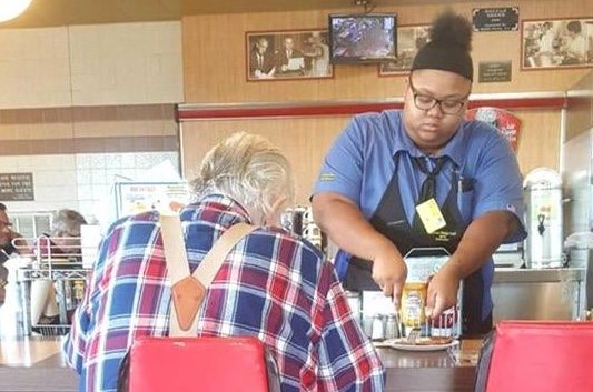 Uma garçonete do Waffle House cujo ato de bondade mudou para sempre duas vidas ➤ Globenow.info