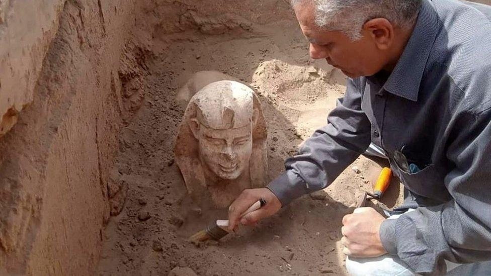 Ein Archäologe entdeckte antike Statuen, doch Laboruntersuchungen brachten etwas Unglaubliches ans Licht ➤ Globenow.info