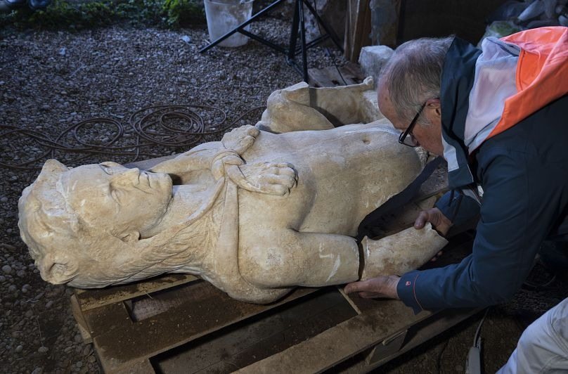 Ein Archäologe entdeckte antike Statuen, doch Laboruntersuchungen brachten etwas Unglaubliches ans Licht