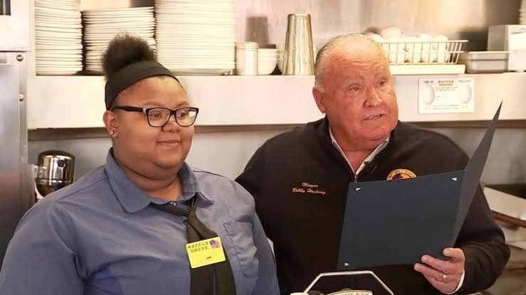 Uma garçonete do Waffle House cujo ato de bondade mudou para sempre duas vidas
