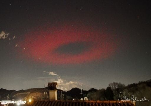 Er folgte einem seltsamen roten Licht – was seine Kamera einfing, führte zu einer unglaublichen Entdeckung