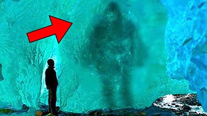 Eine dunkle Gestalt im Inneren eines Eisbergs führte zu einer außergewöhnlichen Entdeckung ➤ Globenow.info