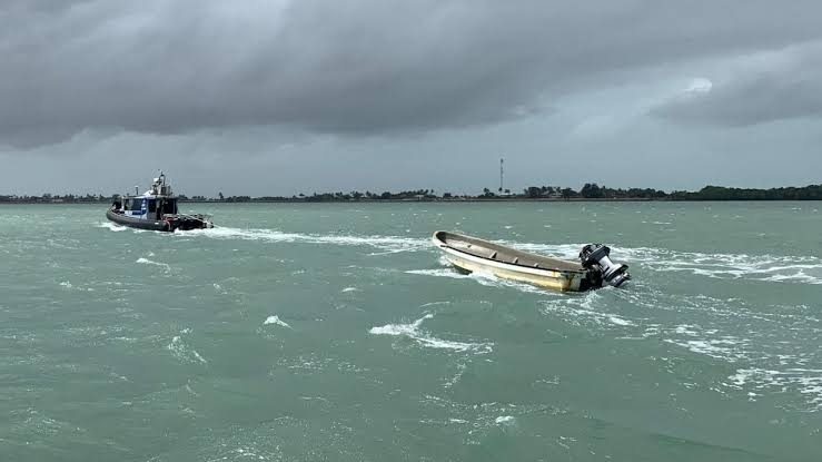 Die Fischer, deren Boote nach der Kollision mit dem mysteriösen Meereswesen gekentert waren, waren sprachlos