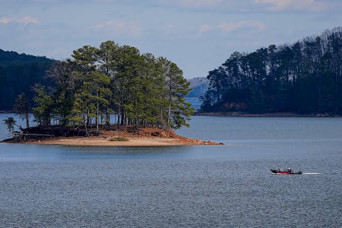 Der Lake Lanier wirkt friedlich, doch unter seiner Oberfläche verbirgt sich eine Geschichte, die beunruhigend ist.
