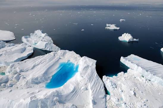 Eine dunkle Gestalt im Inneren eines Eisbergs führte zu einer außergewöhnlichen Entdeckung ➤ Globenow.info