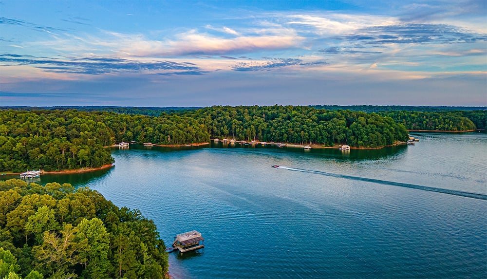 Der Lake Lanier wirkt friedlich, doch unter seiner Oberfläche verbirgt sich eine Geschichte, die beunruhigend ist.
