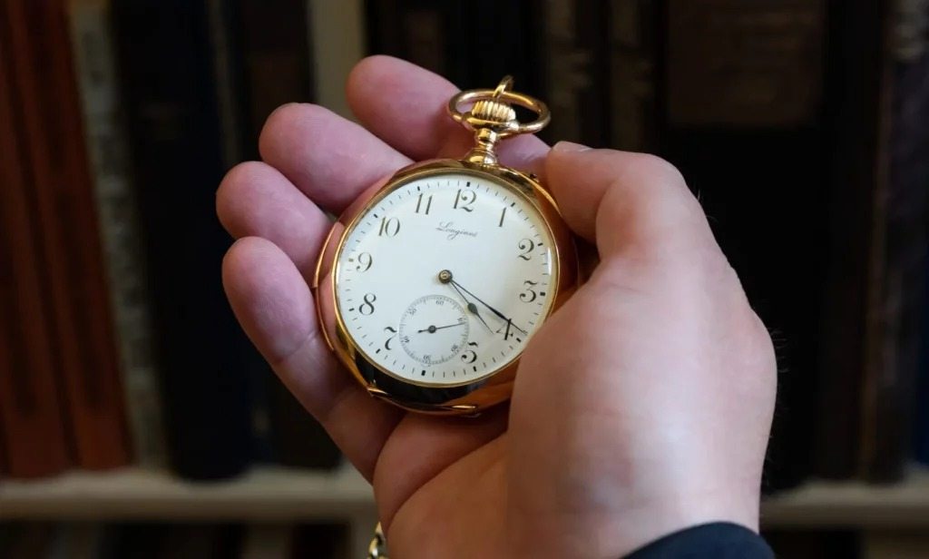 Ein Mann fand eine alte Uhr in seinem Garten – ein Juwelier traute seinen Augen nicht