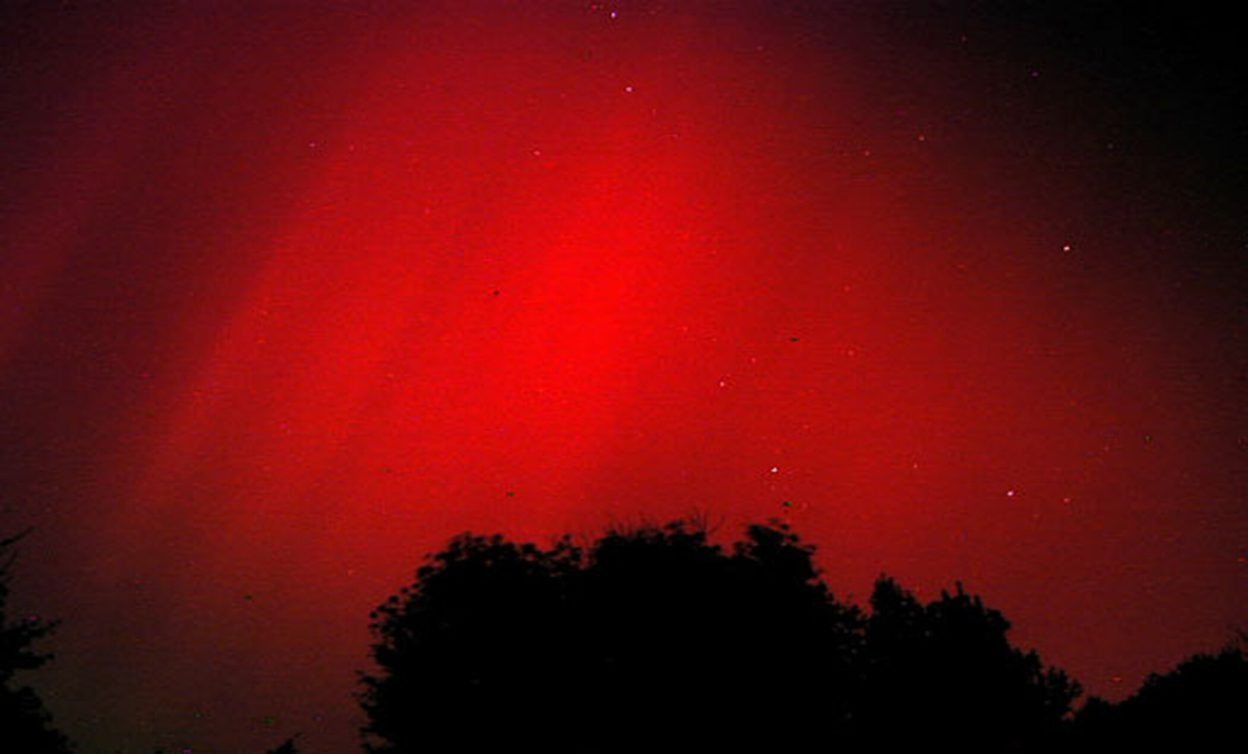 Er folgte einem seltsamen roten Licht – was seine Kamera einfing, führte zu einer unglaublichen Entdeckung