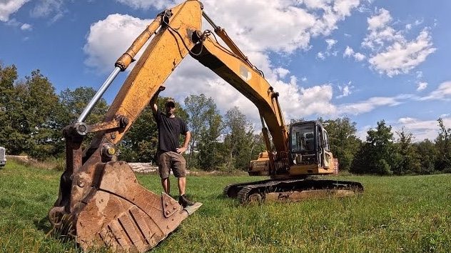 Ein 40-Tonnen-Bagger krachte auf etwas Vergrabenes – was darin gefroren war, ließ die Arbeiter verstummen