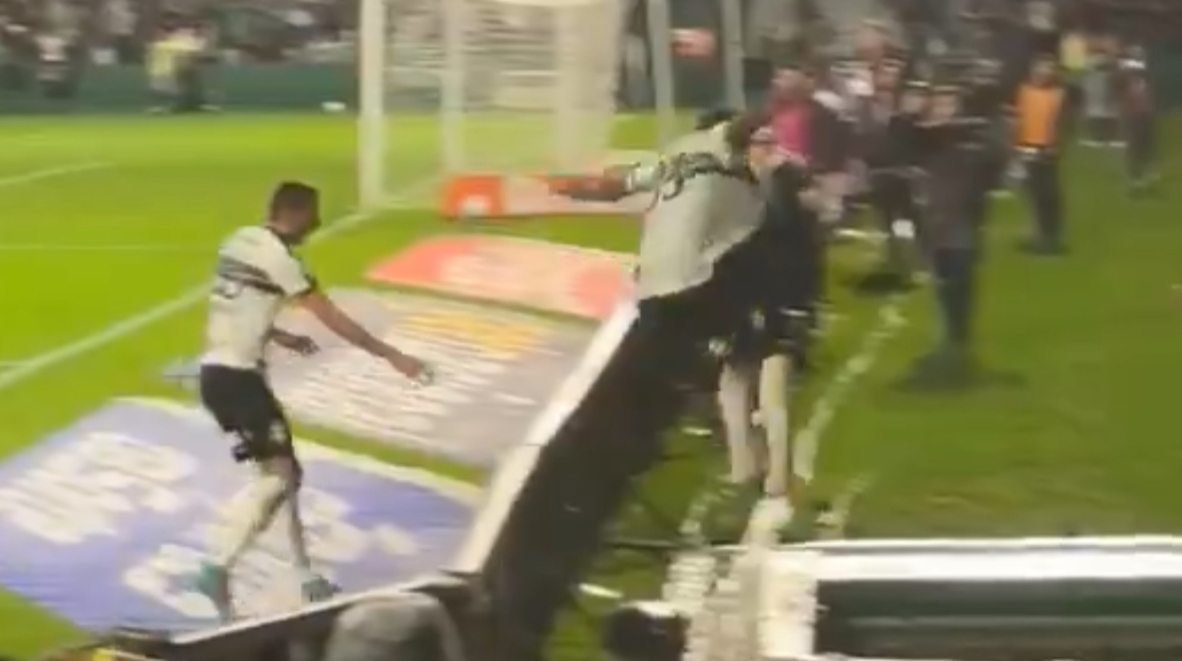 Ein Spieler erzielte ein Tor und verschwand dann spurlos im Boden: Dieser unglaubliche Moment wurde auf Video festgehalten ➤ Globenow.info