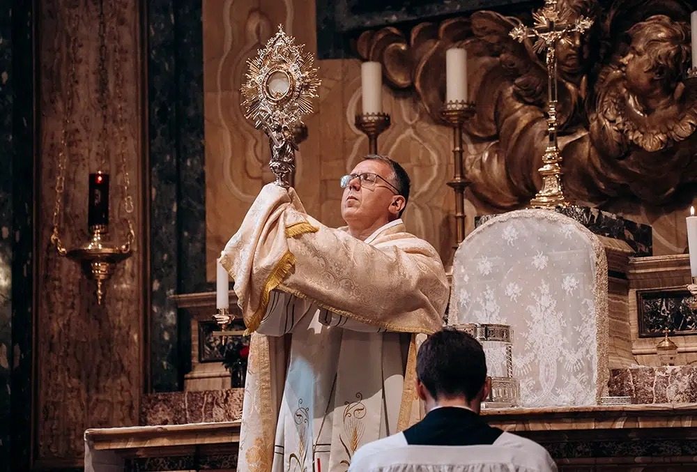 Un sacerdote movió una estatua y descubrió un secreto oculto durante 350 años