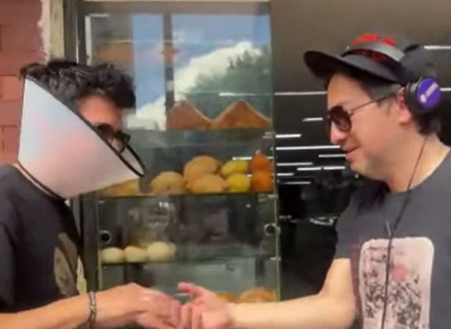 VIDEO: Der „Champion“ musste seine Wette einlösen und mit einem „Schutzkragen“ durch die Straßen laufen.