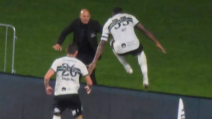 Ein Spieler erzielte ein Tor und verschwand dann spurlos im Boden: Dieser unglaubliche Moment wurde auf Video festgehalten