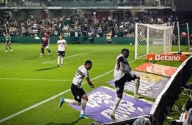 Ein Spieler erzielte ein Tor und verschwand dann spurlos im Boden: Dieser unglaubliche Moment wurde auf Video festgehalten