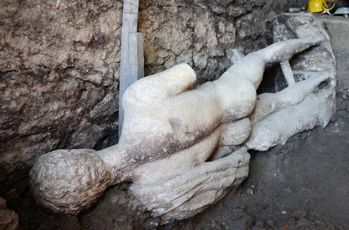 Un sacerdote movió una estatua y descubrió un secreto oculto durante 350 años